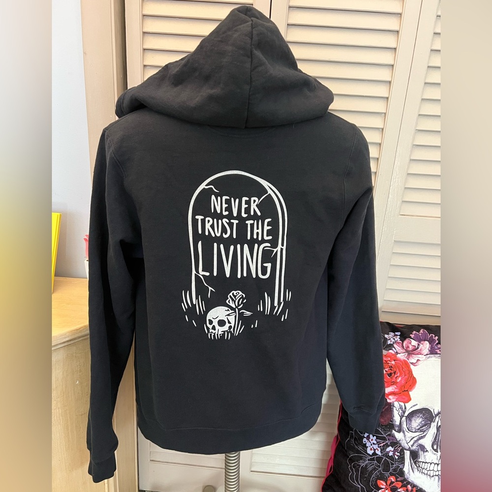 ❤️NWOT NEVER TRUST THE LIVING HOODY❤️
